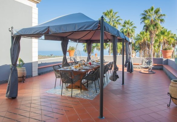 Terrazza e zona pranzo esterna di fronte la cucina - Villa Ingrid