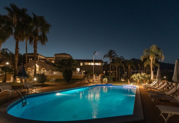 Piscina illuminata di sera - Villa Ingrid