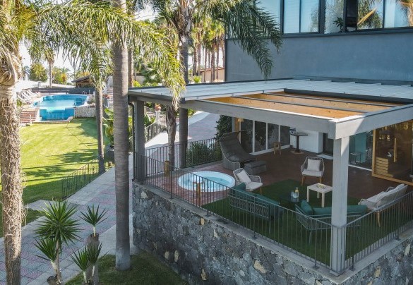 Terrazza e jacuzzi adiacente alla piscina interna e spa - Villa Ingrid