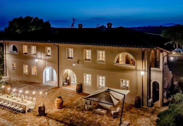 The outdoor area by night - Villa Iole