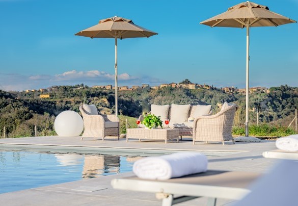 The rectangular shaped pool measures 14 x 7 m with a depth of 1.50 m - Villa Iole