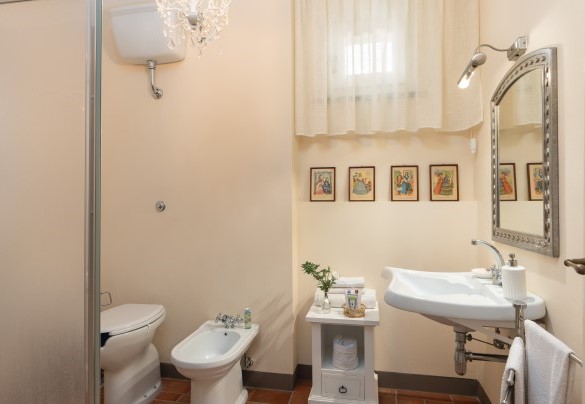 The bathroom with shower no. 1 (unit 1) on the ground floor – Villa Iole