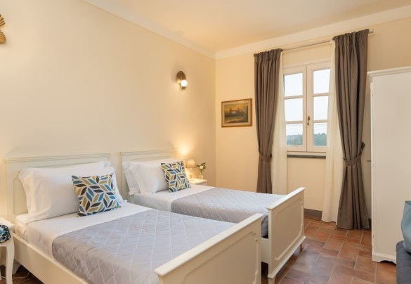 The twin bedroom no. 8 (unit 4) on the first floor - Villa Iole