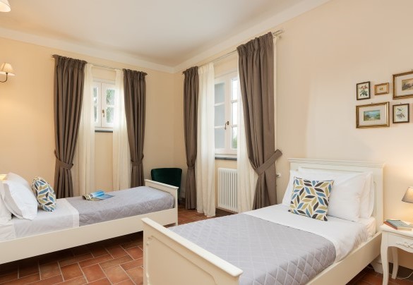 The twin bedroom no. 2 (unit 1) on the ground floor – Villa Iole
