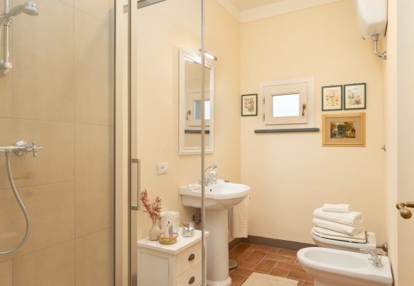 The bathroom with shower no. 9 (unit 4) on the first floor – Villa Iole