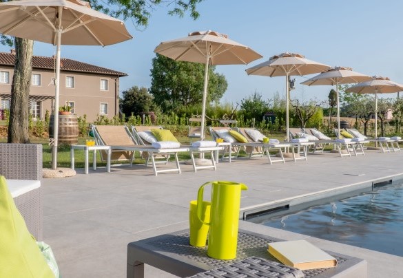 The rectangular shaped pool measures 14 x 7 m with a depth of 1.50 m - Villa Iole