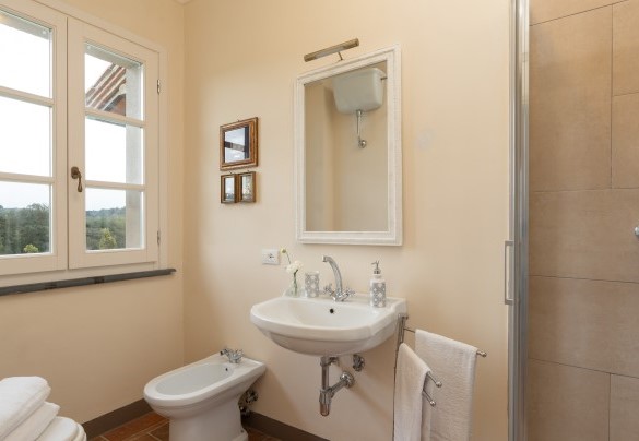 The ensuite bathroom with shower no. 10 (unit 4) on the first floor – Villa Iole
