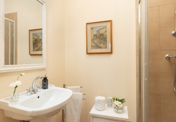 The ensuite bathroom with shower no. 8 (unit 4) on the first floor – Villa Iole