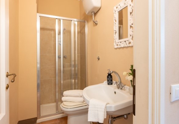 The bathroom with shower no. 4 on the ground floor – Villa Iole