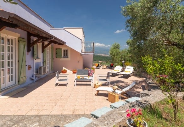 Area relax nel retro della casa circondata da uliveti e con vista sulla vallata e I Monti Ausoni – Villa Ipazia 6