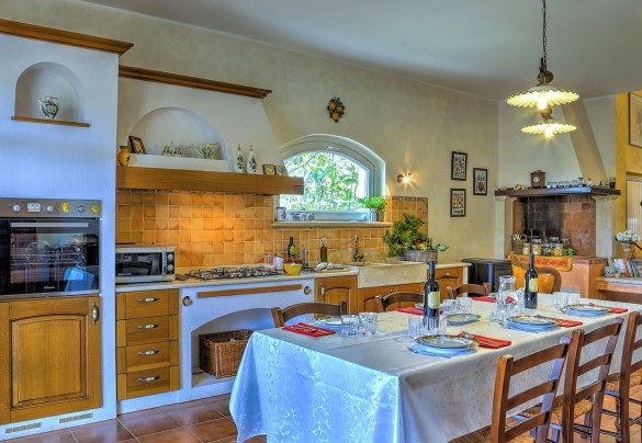 Open space con cucina, zona pranzo e salotto – Villa Ipazia 