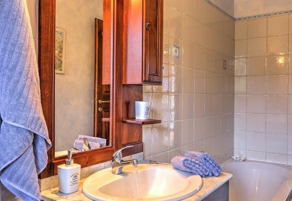 Bagno con vasca n.2 – Villa Ipazia 