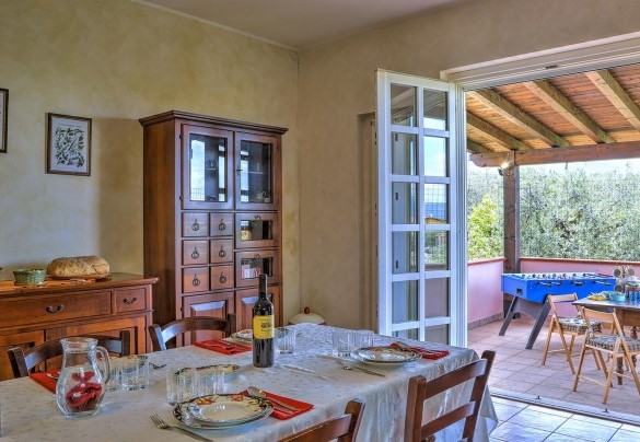 Cucina e zona pranzo, con uscita diretta in terrazza  – Villa Ipazia 