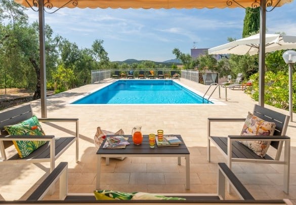 La piscina è igienizzata a cloro e l’accesso in vasca avviene tramite due scalette metalliche – Villa Ipazia 6