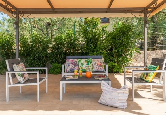 Il salotto all’aperto adiacente alla piscina – Villa Ipazia 6