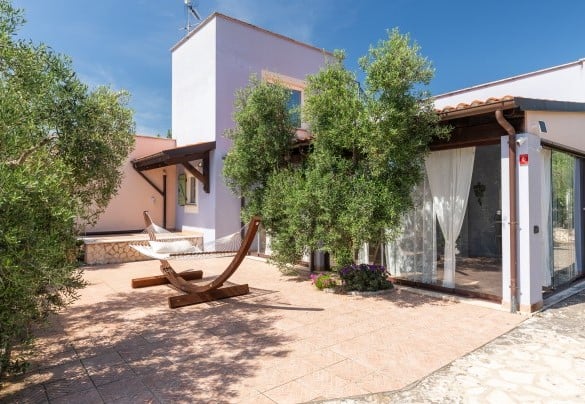 Veranda ed ingresso principale della casa – Villa Ipazia 6