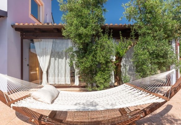 Diversi angoli relax caratterizzano l’area esterna della villa - Villa Ipazia 6 