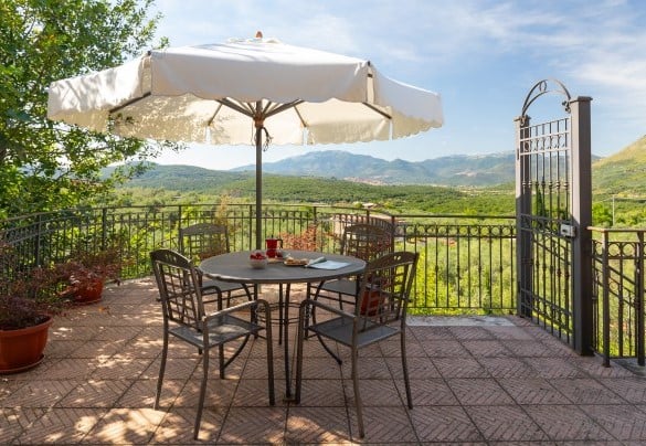 La terrazza accanto al salone con vista stupenda sulla vallata e I Monti Ausoni – Villa Ipazia 6
