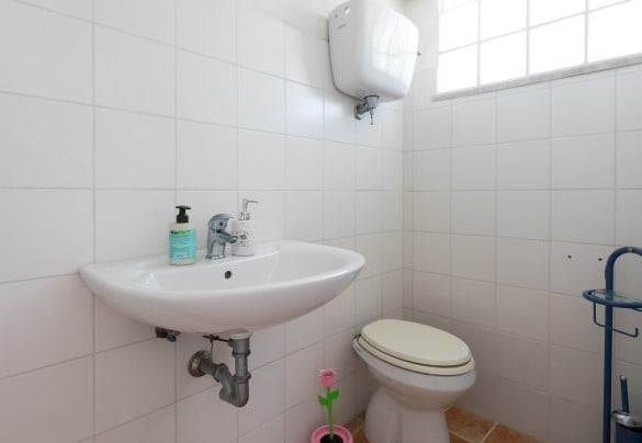La piscina dispone di locale spogliatoio con docce e bagno di servizio - Villa Ipazia 6