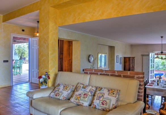 Open space con salotto, cucina e sala da pranzo  – Villa Ipazia 