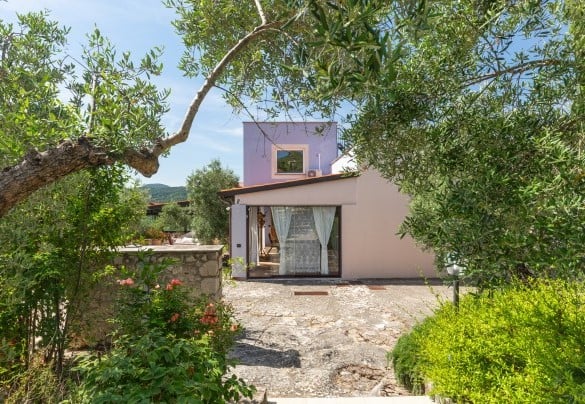 Veranda ed ingresso principale della casa – Villa Ipazia 6
