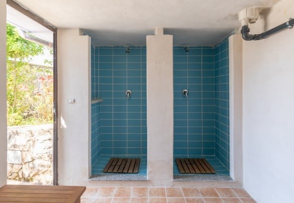 La piscina dispone di locale spogliatoio con docce e bagno di servizio - Villa Ipazia 6