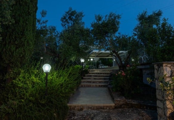 La scalinata che conduce all’area piscina nelle luci del tramonto – Villa Ipazia 6