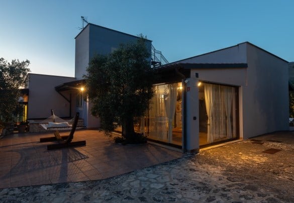 La villa avvolta nelle luci del tramonto – Villa Ipazia 6