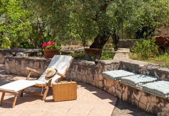 Diversi angoli relax caratterizzano l’area esterna della villa - Villa Ipazia 6