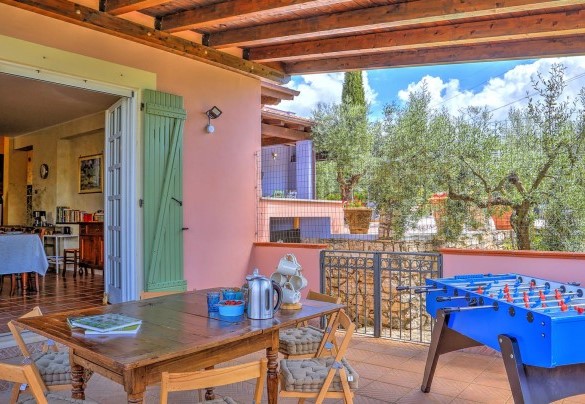 La terrazza accanto alla cucina con il biliardino – Villa Ipazia 