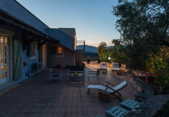 La villa avvolta nelle luci del tramonto – Villa Ipazia 6