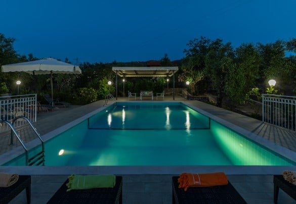La piscina nelle luci della sera – Villa Ipazia 6