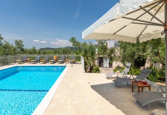 La piscina è igienizzata a cloro e l’accesso in vasca avviene tramite due scalette metalliche – Villa Ipazia 6