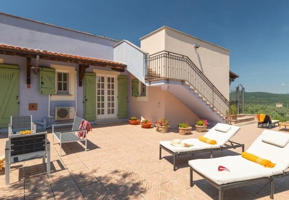 Area relax nel retro della casa circondata da uliveti e con vista sulla vallata e I Monti Ausoni – Villa Ipazia 6