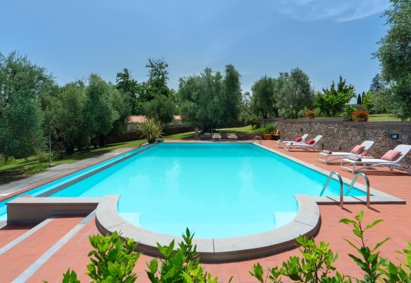 La pisicina misura 6 x 12 m con un’altezza variabile da 1,20 a 2,20 m  - Villa Irene 