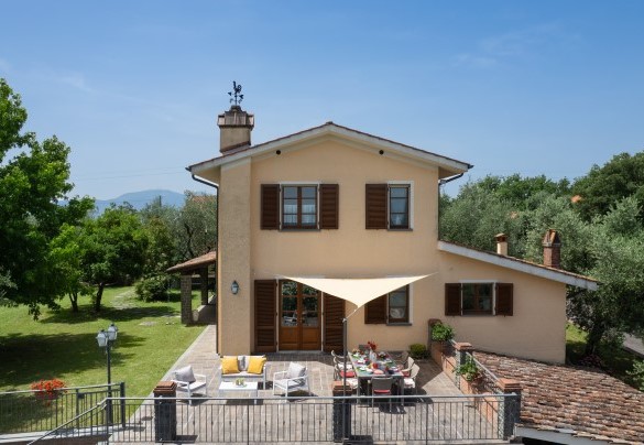 La proprietà è circondata da un verde prato ornato da piante da frutto, zone fiorite e piante officinali - Villa Irene  