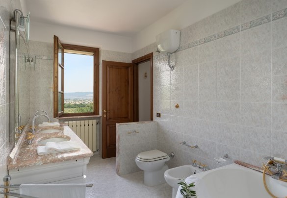 Bagno en suite con doccia e vasca jacuzzi al primo piano - Villa Irene     