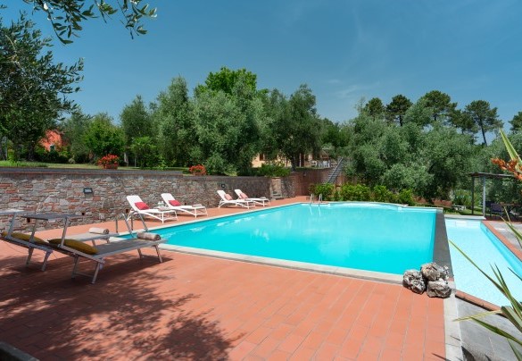 La piscina si trova su un terrazzamento leggermente inferiore rispetto alla casa - Villa Irene