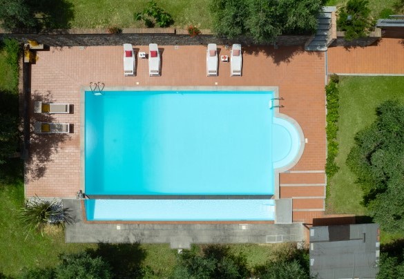 La spettacolare piscina vista dall'alto - Villa Irene
