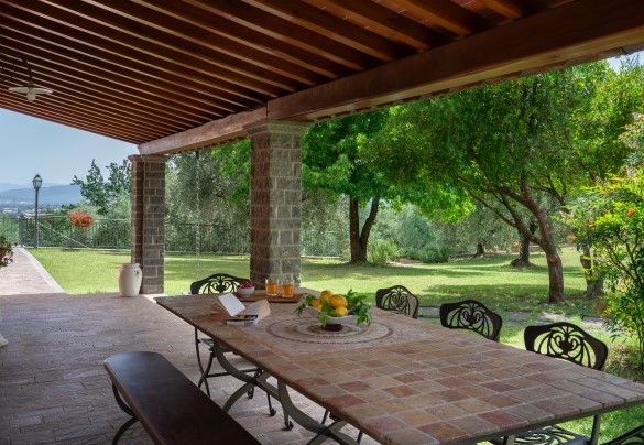 Il porticato con il secondo tavolo esterno in corrispondenza della cucina - Villa Irene