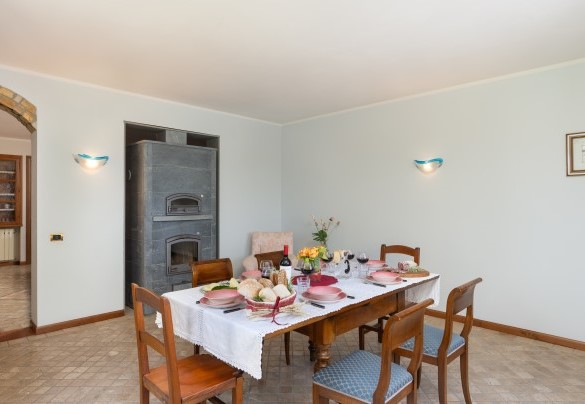 La sala da pranzo open con il tavolo imbandito per pranzi importanti - Villa Irene   