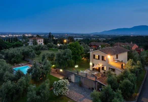 La bella proprietà illuminata di sera - Villa Irene
