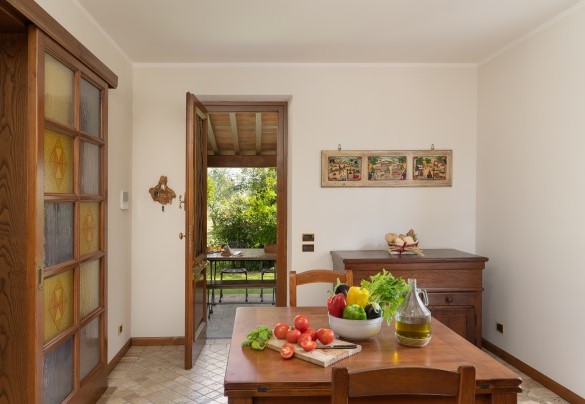 La cucina comunica comodamente con il porticato - Villa Irene  