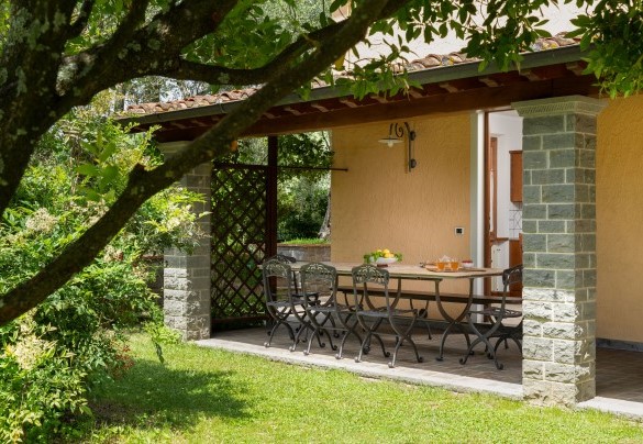 Il grazioso porticato con tavolo e sedie - Villa Irene