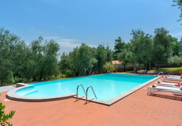 La piscina con zona jacuzzi e area prendisole attrezzata con comodi lettini - Villa Irene  