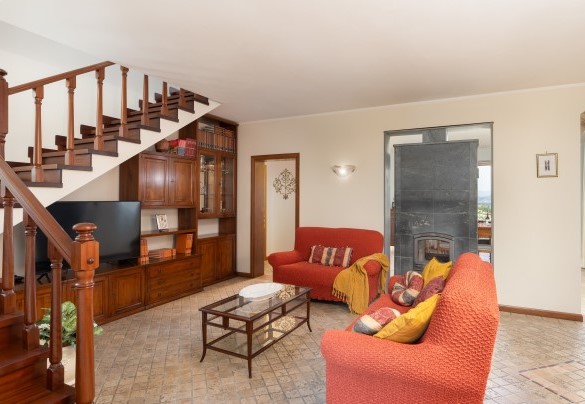 L'accogliente salotto con divano, poltrona e smart TV - Villa Irene 