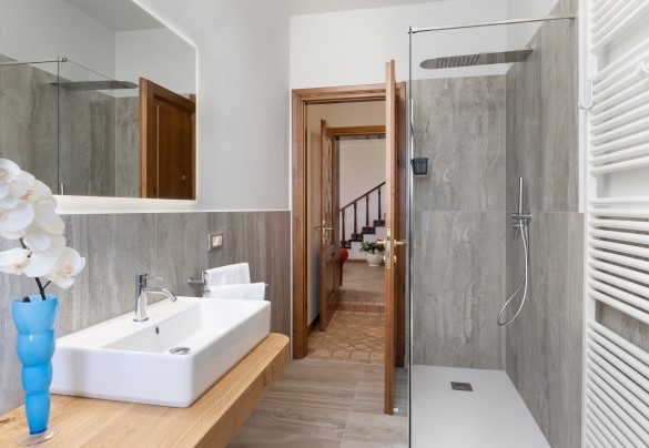 Bagno con doccia al piano terra - Villa Irene  