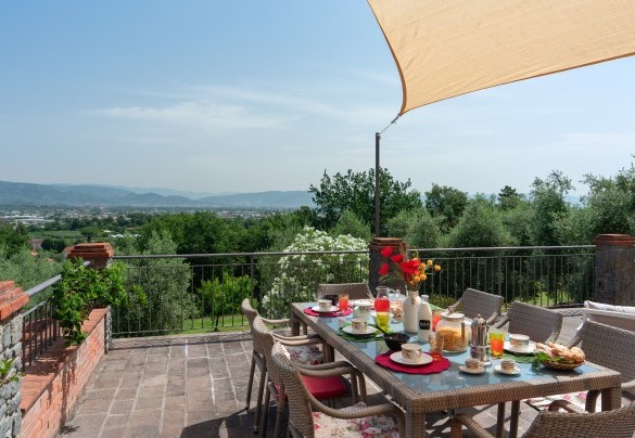 La terrazza lastricata in cotto che ospita la zona pranzo esterna - Villa Irene  