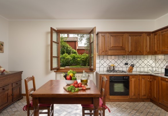 La spaziosa cucina in muratura ben accessoriata - Villa Irene  