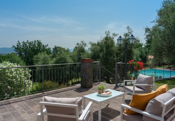 L'angolo relax con vista verso la piscina - Villa Irene 